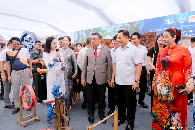Chủ tịch UBND Thành phố Trần Sỹ Thanh tham quan Không gian Truyền thống và Sáng tạo Hà Nội 2025- Ảnh 6.