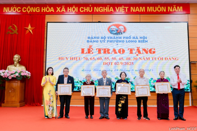 Đảng ủy phường Long Biên tổ chức Lễ trao tặng Huy hiệu Đảng đợt 2/9- Ảnh 5.