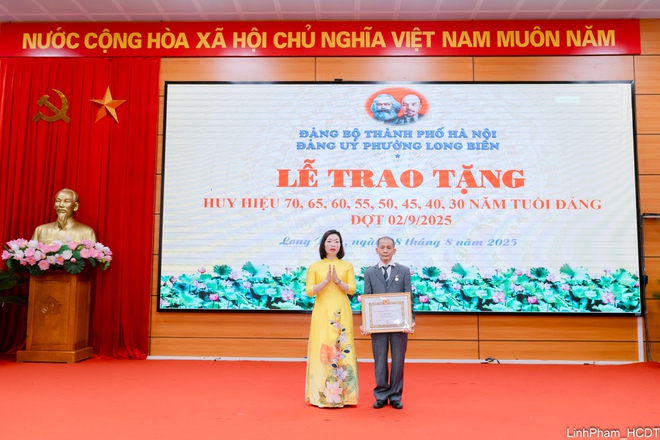 Đảng ủy phường Long Biên tổ chức Lễ trao tặng Huy hiệu Đảng đợt 2/9- Ảnh 6.