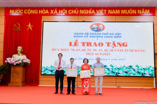 Đảng ủy phường Long Biên tổ chức Lễ trao tặng Huy hiệu Đảng đợt 2/9- Ảnh 7.
