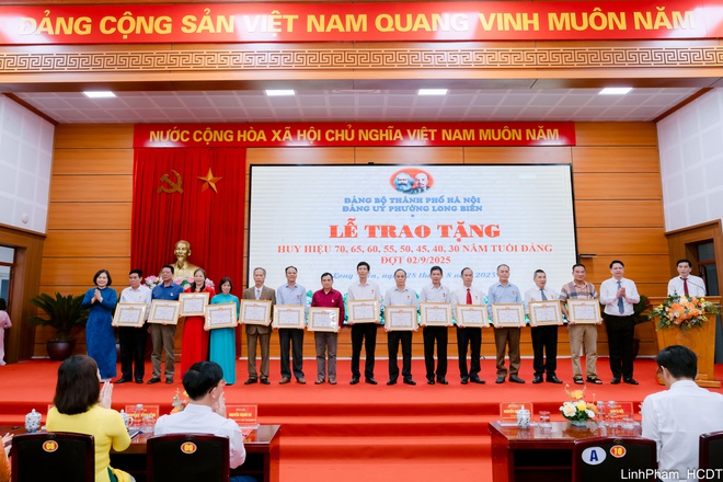 Đảng ủy phường Long Biên tổ chức Lễ trao tặng Huy hiệu Đảng đợt 2/9- Ảnh 8.