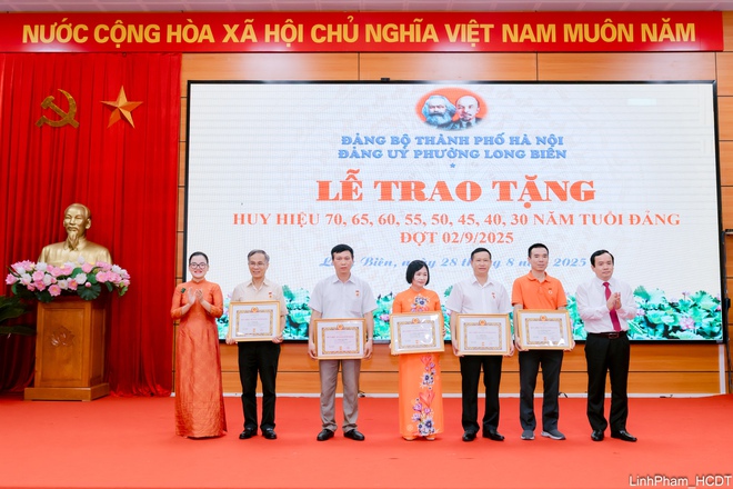 Đảng ủy phường Long Biên tổ chức Lễ trao tặng Huy hiệu Đảng đợt 2/9- Ảnh 9.