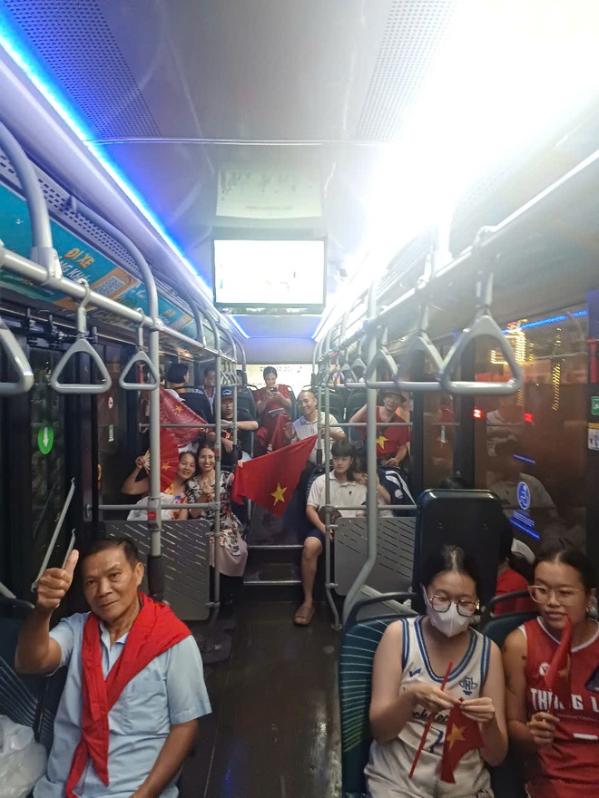 Hệ thống đường sắt đô thị, xe buýt phát huy tối đa hiệu quả giải tỏa hành khách sau sơ duyệt A80- Ảnh 1.