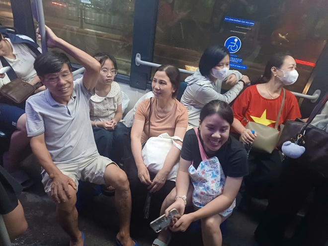 Hệ thống đường sắt đô thị, xe buýt phát huy tối đa hiệu quả giải tỏa hành khách sau sơ duyệt A80- Ảnh 2.