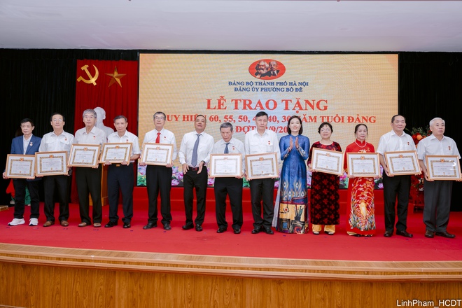 Đảng ủy phường Bồ Đề tổ chức Lễ trao Huy hiệu Đảng đợt 2/9- Ảnh 12.
