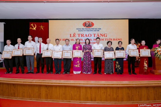 Đảng ủy phường Bồ Đề tổ chức Lễ trao Huy hiệu Đảng đợt 2/9- Ảnh 14.