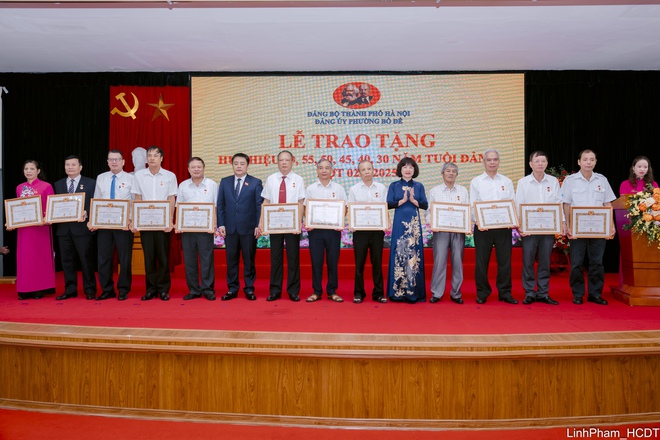 Đảng ủy phường Bồ Đề tổ chức Lễ trao Huy hiệu Đảng đợt 2/9- Ảnh 7.
