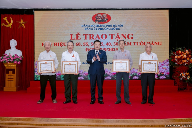Đảng ủy phường Bồ Đề tổ chức Lễ trao Huy hiệu Đảng đợt 2/9- Ảnh 8.