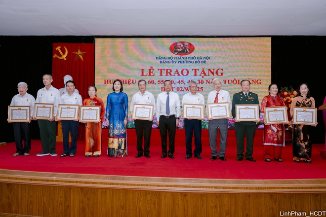 Đảng ủy phường Bồ Đề tổ chức Lễ trao Huy hiệu Đảng đợt 2/9- Ảnh 11.