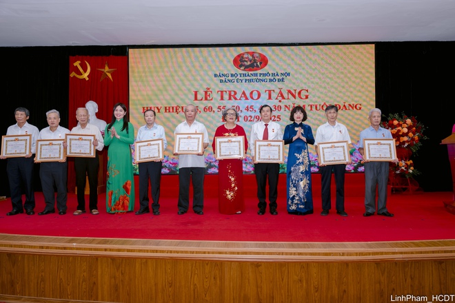 Đảng ủy phường Bồ Đề tổ chức Lễ trao Huy hiệu Đảng đợt 2/9- Ảnh 6.