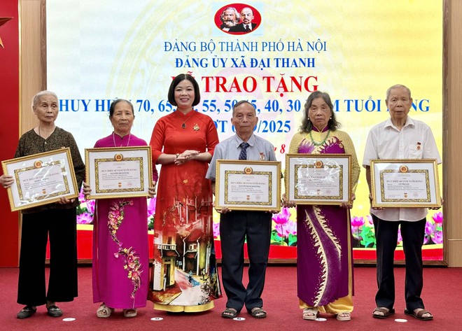 Chủ nhiệm Ủy ban Kiểm tra Thành ủy Hoàng Trọng Quyết trao Huy hiệu Đảng tại xã Đại Thanh- Ảnh 3.