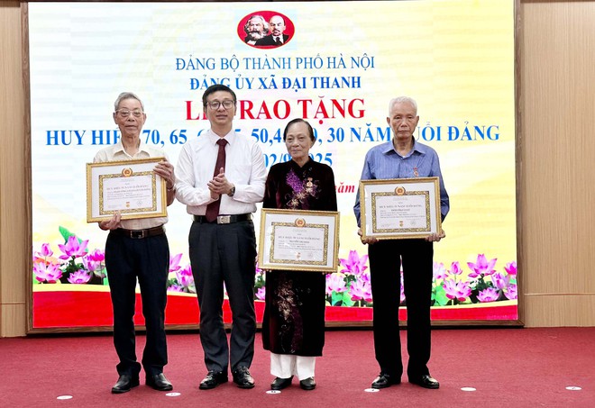 Chủ nhiệm Ủy ban Kiểm tra Thành ủy Hoàng Trọng Quyết trao Huy hiệu Đảng tại xã Đại Thanh- Ảnh 4.