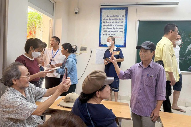 Người dân phấn khởi, xúc động đón nhận quà Tết Độc lập- Ảnh 7.