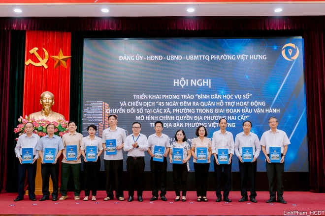 Phường Việt Hưng triển khai Chiến dịch “45 ngày đêm ra quân hỗ trợ hoạt động chuyển đổi số”- Ảnh 1.
