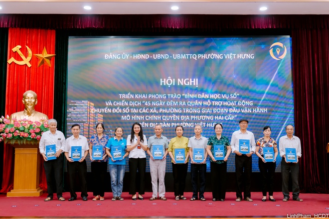 Phường Việt Hưng triển khai Chiến dịch “45 ngày đêm ra quân hỗ trợ hoạt động chuyển đổi số”- Ảnh 3.