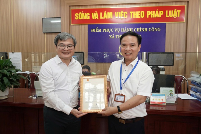 Phó Chủ tịch UBND Thành phố Trương Việt Dũng trao Thư cảm ơn Điểm Phục vụ hành chính công xã Thường Tín- Ảnh 4.