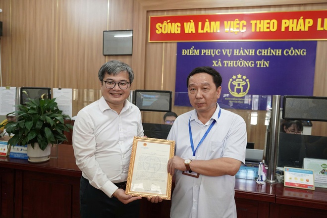 Phó Chủ tịch UBND Thành phố Trương Việt Dũng trao Thư cảm ơn Điểm Phục vụ hành chính công xã Thường Tín- Ảnh 3.
