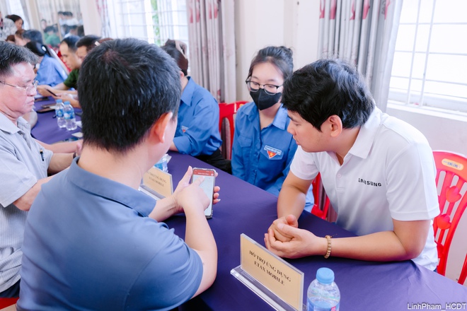 Người dân phường Phúc Lợi hào hứng, tự tin hơn với các tiện ích số- Ảnh 6.