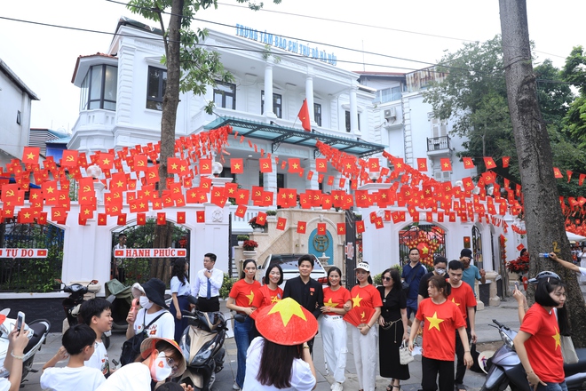 Phó Chủ tịch UBND Thành phố Trương Việt Dũng kiểm tra công tác phục vụ người dân và phóng viên báo chí tại Trung tâm Báo chí Thủ đô- Ảnh 6.