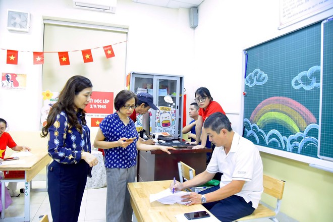 Phường Hoàn Kiếm triển khai trao quà Tết Độc lập đến người dân- Ảnh 2.