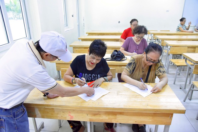 Phường Hoàn Kiếm triển khai trao quà Tết Độc lập đến người dân- Ảnh 5.