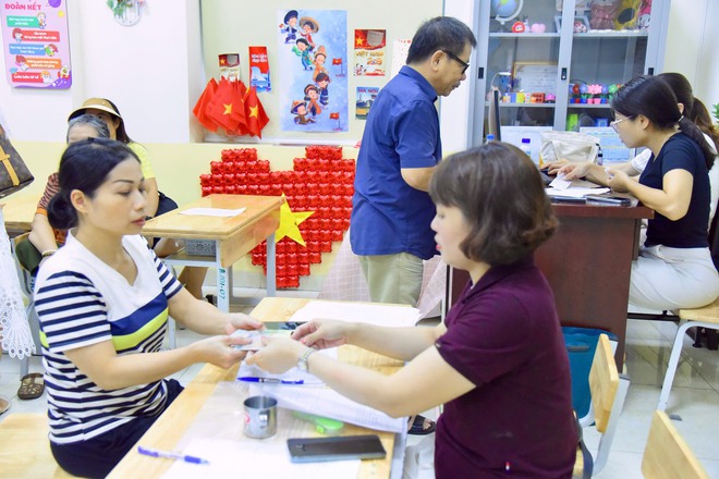 Phường Hoàn Kiếm triển khai trao quà Tết Độc lập đến người dân- Ảnh 6.