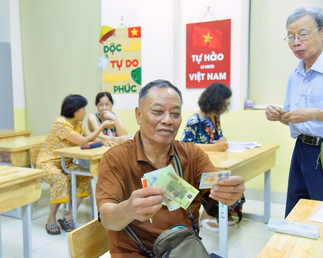 Phường Hoàn Kiếm triển khai trao quà Tết Độc lập đến người dân- Ảnh 3.