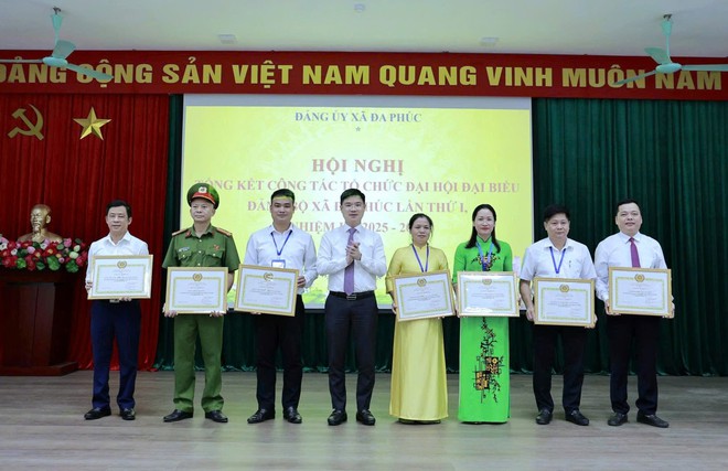 Khen thưởng 52 điển hình trong công tác tổ chức Đại hội Đảng xã Đa Phúc- Ảnh 2.