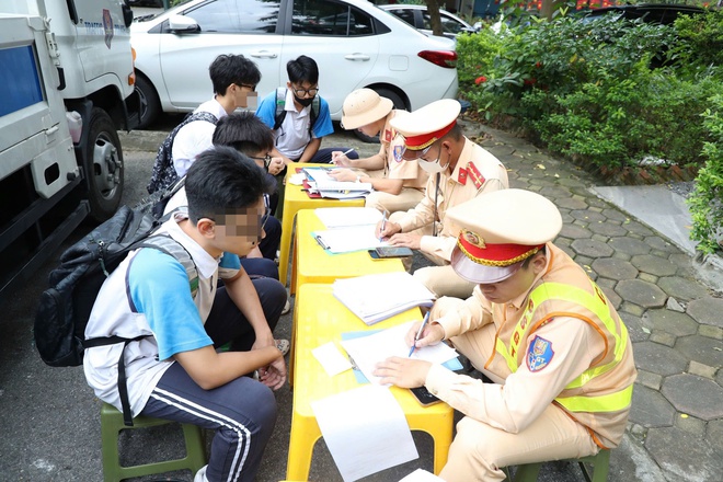Hà Nội ra quân, xử lý hàng loạt phụ huynh, học sinh vi phạm giao thông- Ảnh 1.