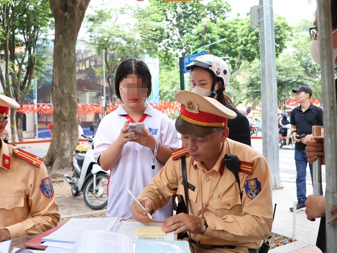 Hà Nội ra quân, xử lý hàng loạt phụ huynh, học sinh vi phạm giao thông- Ảnh 2.