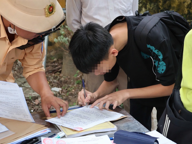 Hà Nội ra quân, xử lý hàng loạt phụ huynh, học sinh vi phạm giao thông- Ảnh 4.