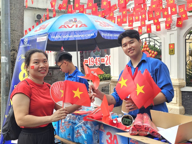 Hàng nghìn suất quà tiếp sức người dân tham dự "A80" tại Trung tâm Báo chí Thủ đô- Ảnh 10.