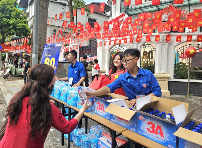 Hàng nghìn suất quà tiếp sức người dân tham dự "A80" tại Trung tâm Báo chí Thủ đô- Ảnh 4.