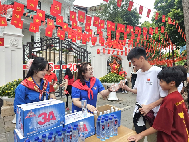 Hàng nghìn suất quà tiếp sức người dân tham dự "A80" tại Trung tâm Báo chí Thủ đô- Ảnh 9.
