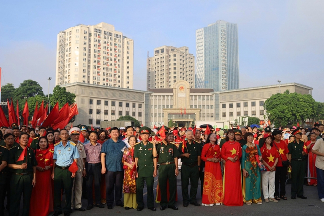 Người dân Thủ đô nô nức xem diễu binh, diễu hành qua màn hình lớn- Ảnh 5.