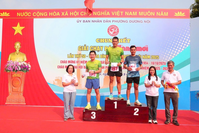 Sôi nổi Chung kết Giải chạy Báo Hànộimới mở rộng lần thứ 50 - Vì hòa bình phường Dương Nội năm 2025- Ảnh 6.