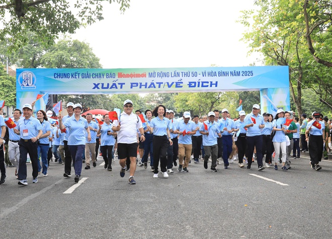 Hơn 3.000 vận động viên thi Chung kết Giải chạy Báo Hànộimới 2025- Ảnh 6.