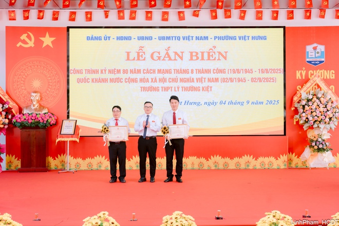 Phường Việt Hưng gắn biển công trình Trường THPT Lý Thường Kiệt chào mừng Quốc khánh 2/9- Ảnh 13.