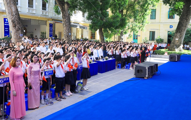 Phó Chủ tịch UBND Thành phố Trương Việt Dũng chung vui Ngày khai giảng năm học mới với thầy trò Trường THCS Trưng Vương- Ảnh 4.