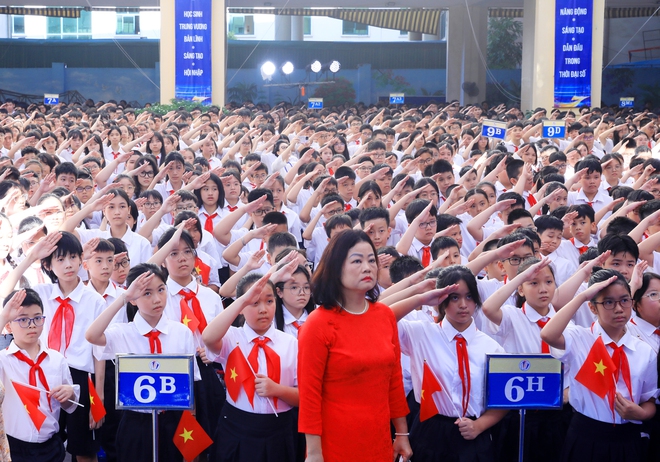 Phó Chủ tịch UBND Thành phố Trương Việt Dũng chung vui Ngày khai giảng năm học mới với thầy trò Trường THCS Trưng Vương- Ảnh 6.