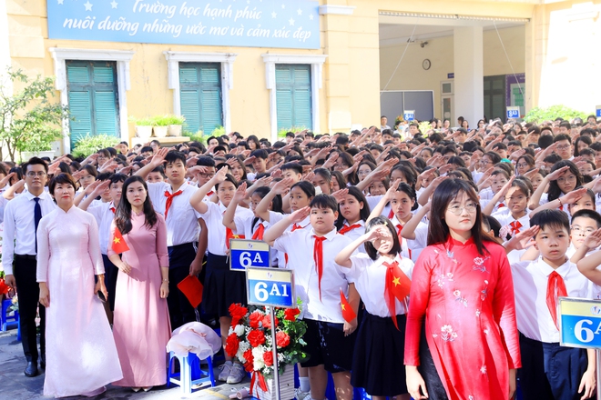 Phó Chủ tịch UBND Thành phố Trương Việt Dũng chung vui Ngày khai giảng năm học mới với thầy trò Trường THCS Trưng Vương- Ảnh 5.