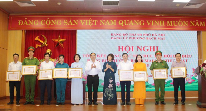 Phường Bạch Mai: 18 tập thể, 61 cá nhân được khen thưởng trong công tác tổ chức, phục vụ Đại hội- Ảnh 2.