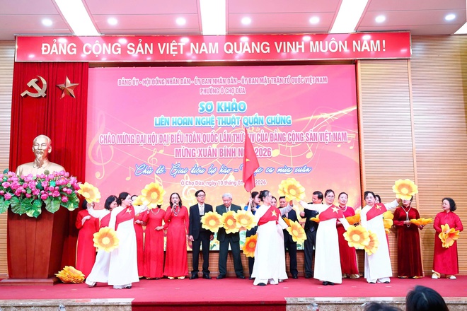 Ô Chợ Dừa rực rỡ sắc đỏ chào mừng Đại hội đại biểu toàn quốc lần thứ XIV của Đảng- Ảnh 4.