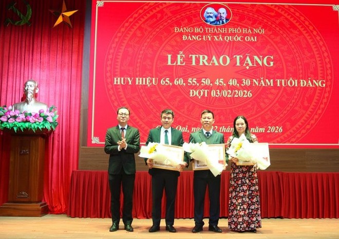 Đảng ủy xã Quốc Oai trao Huy hiệu Đảng tặng 39 đảng viên đợt 3/2- Ảnh 3.