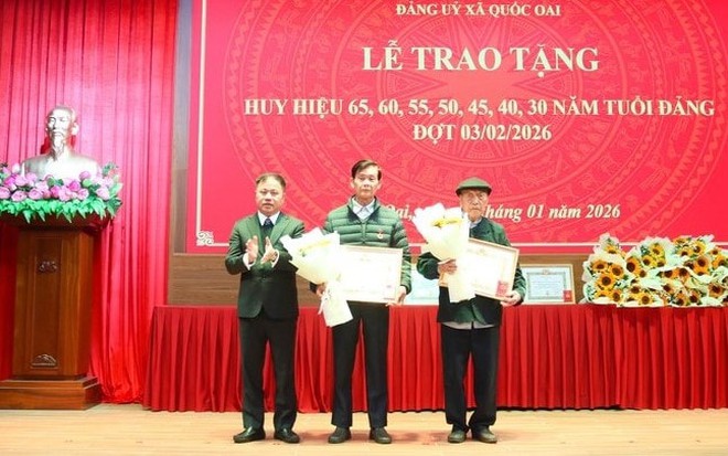 Đảng ủy xã Quốc Oai trao Huy hiệu Đảng tặng 39 đảng viên đợt 3/2- Ảnh 2.