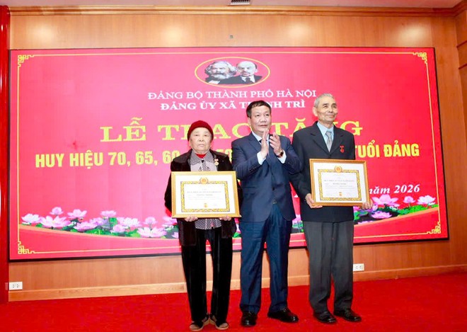 Chủ tịch Ủy ban MTTQ Việt Nam Thành phố Bùi Huyền Mai trao Huy hiệu Đảng tại xã Thanh Trì, phường Tây Hồ- Ảnh 1.