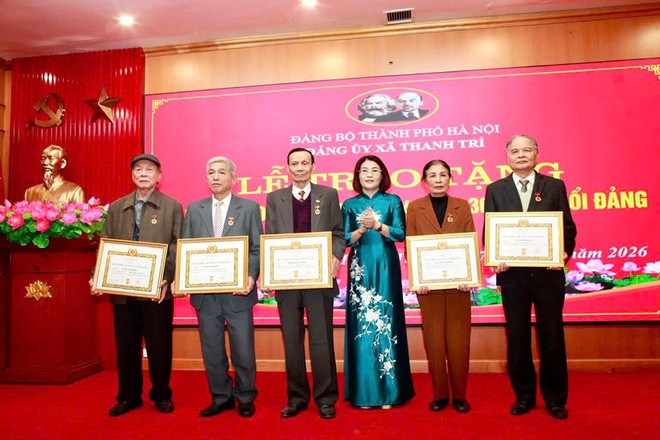 Chủ tịch Ủy ban MTTQ Việt Nam Thành phố Bùi Huyền Mai trao Huy hiệu Đảng tại xã Thanh Trì, phường Tây Hồ- Ảnh 2.