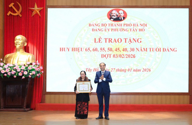 Chủ tịch Ủy ban MTTQ Việt Nam Thành phố Bùi Huyền Mai trao Huy hiệu Đảng tại xã Thanh Trì, phường Tây Hồ- Ảnh 4.