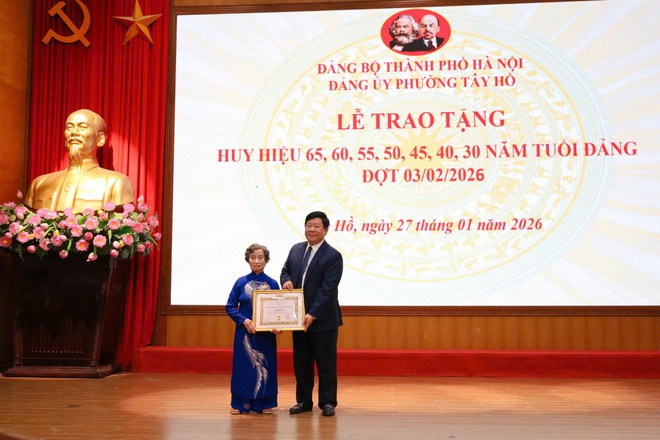 Chủ tịch Ủy ban MTTQ Việt Nam Thành phố Bùi Huyền Mai trao Huy hiệu Đảng tại xã Thanh Trì, phường Tây Hồ- Ảnh 5.