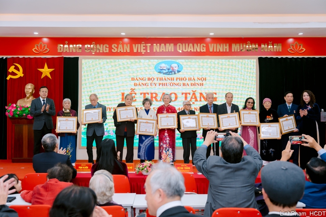 Chủ tịch UBND Thành phố Vũ Đại Thắng trao Huy hiệu Đảng đợt 3/2 tại phường Ba Đình- Ảnh 3.